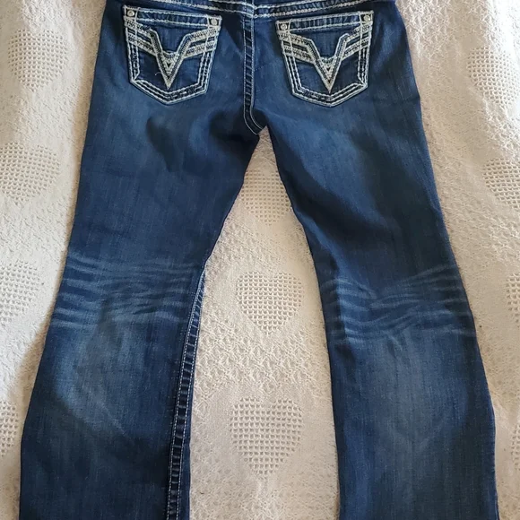 Women's Vigoss size 7/8 dark denim distressed jeans. The Chelsea bootcut. - Picture 6 of 16